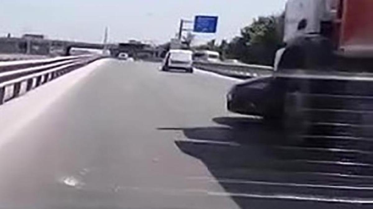 Kamyon otomobili önüne alıp metrelerce sürükledi: Dehşet anları araç kamerasına yansıdı