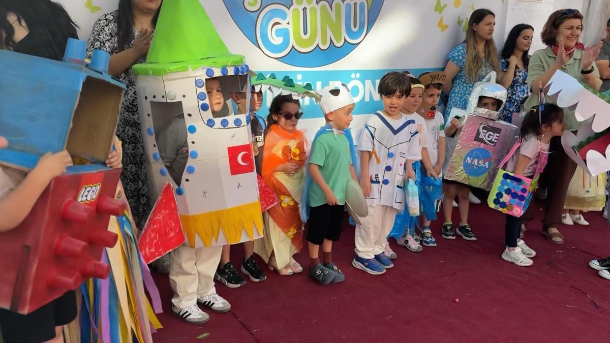 Avcılar’da anaokulunda atık malzemelerden yapılan kostümlerle defile