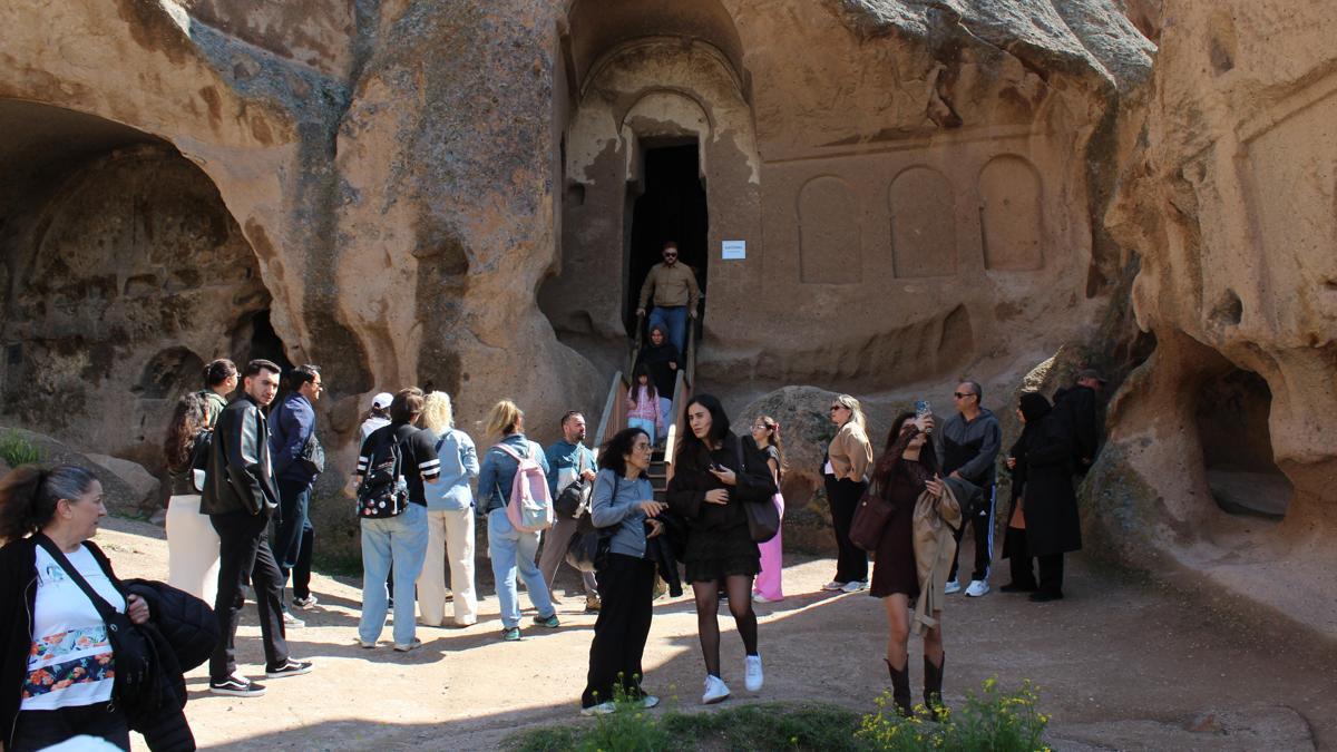 Kapadokya'nın en büyük katedralinde turist yoğunluğu