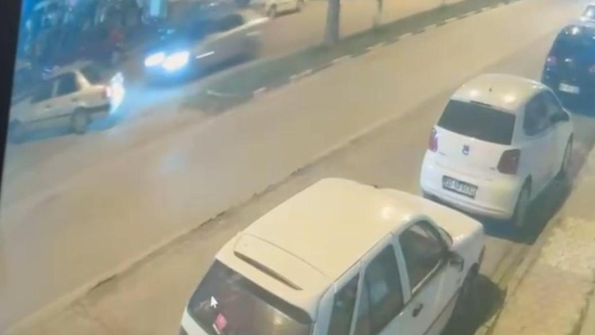 Otomobillerin çarpıştığı kaza kamerada
