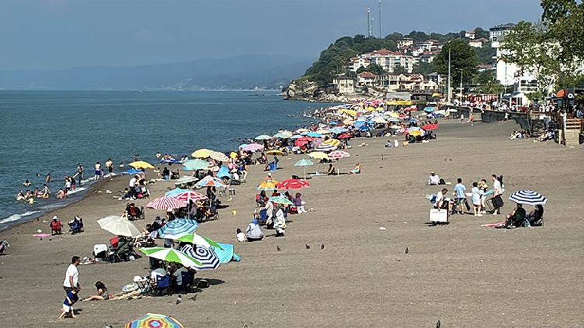 Akçakoca’da yaz erken başladı: Sıcaklığı gören sahile koştu!