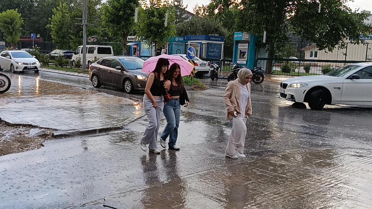 Edirne ve Kırklareli'de sağanak etkili oldu! Vatandaşlar zor anlar yaşadı