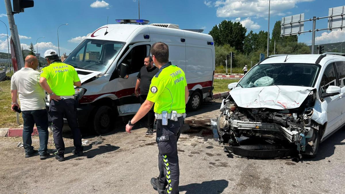 Kütahya’da hafif ticari araçla, özel ambulans çarpıştı; 7 yaralı