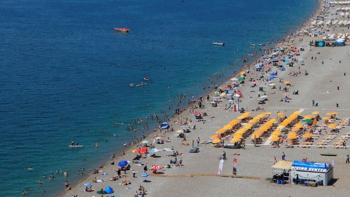 Antalya'da iki farklı görüntü! Bir yanda karla mücadele diğer yanda sahilde deniz keyfi
