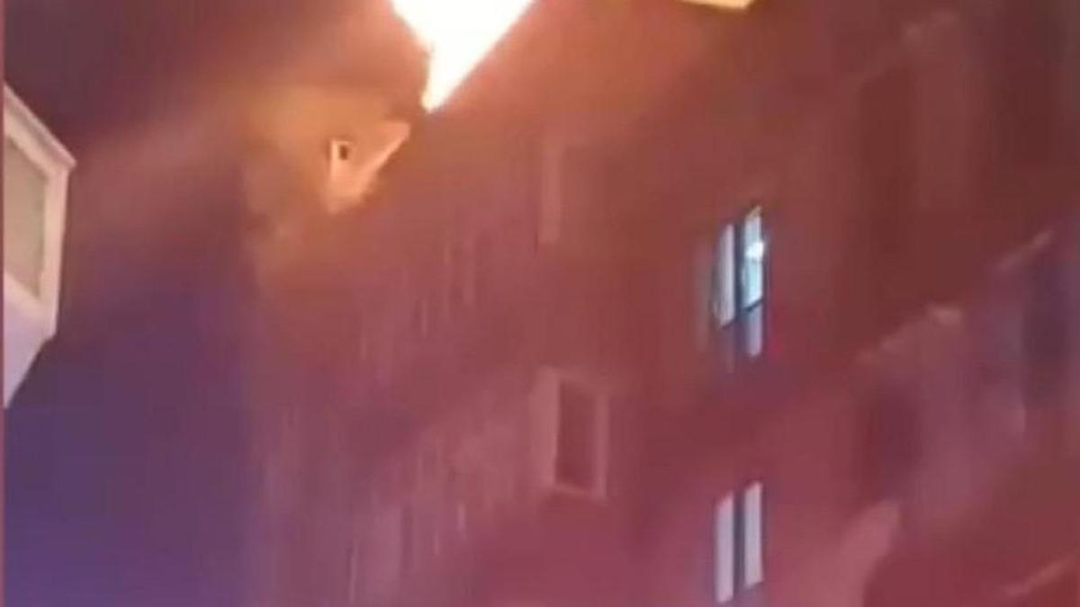 Esenyurt’ta 4 katlı binanın çatısı alev alev yandı