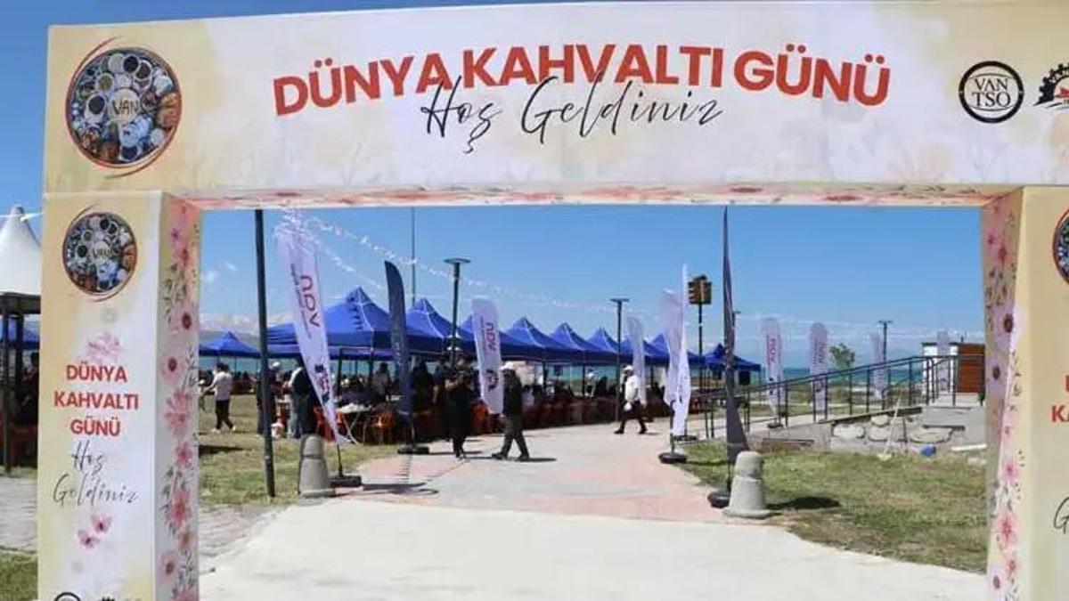 Van Gölü Sahili'nde 'Dünya Kahvaltı Günü' etkinliği