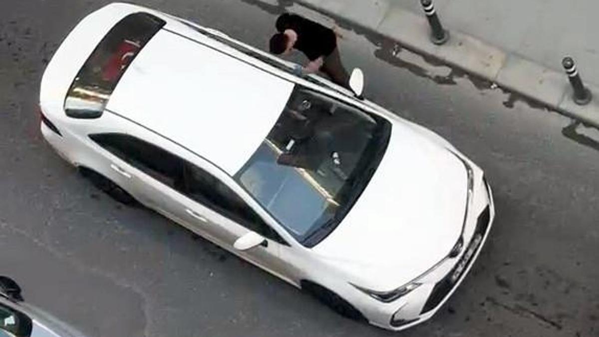 Avcılar'da kazaya neden olan sürücüye tepki; otomobile yumruk attılar