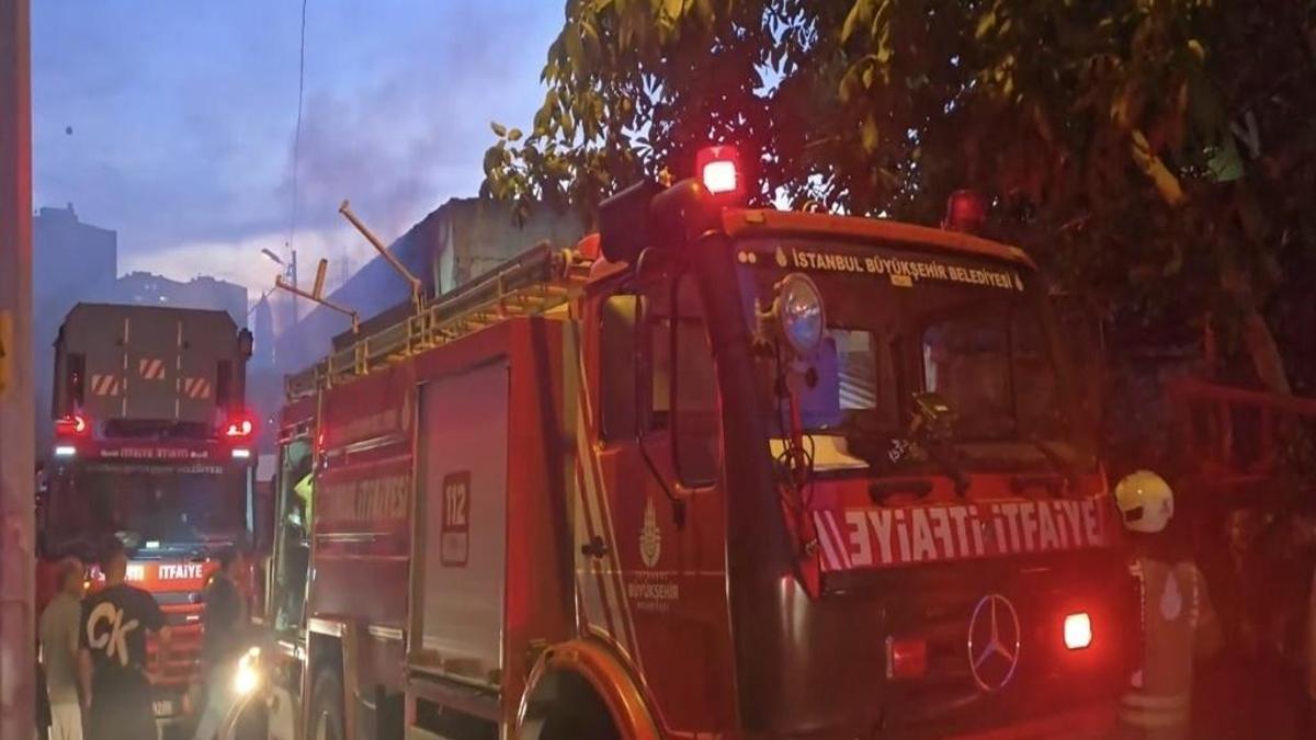 Ataşehir'de mobilya imalathanesi yandı: İtfaiye güçlükle söndürdü