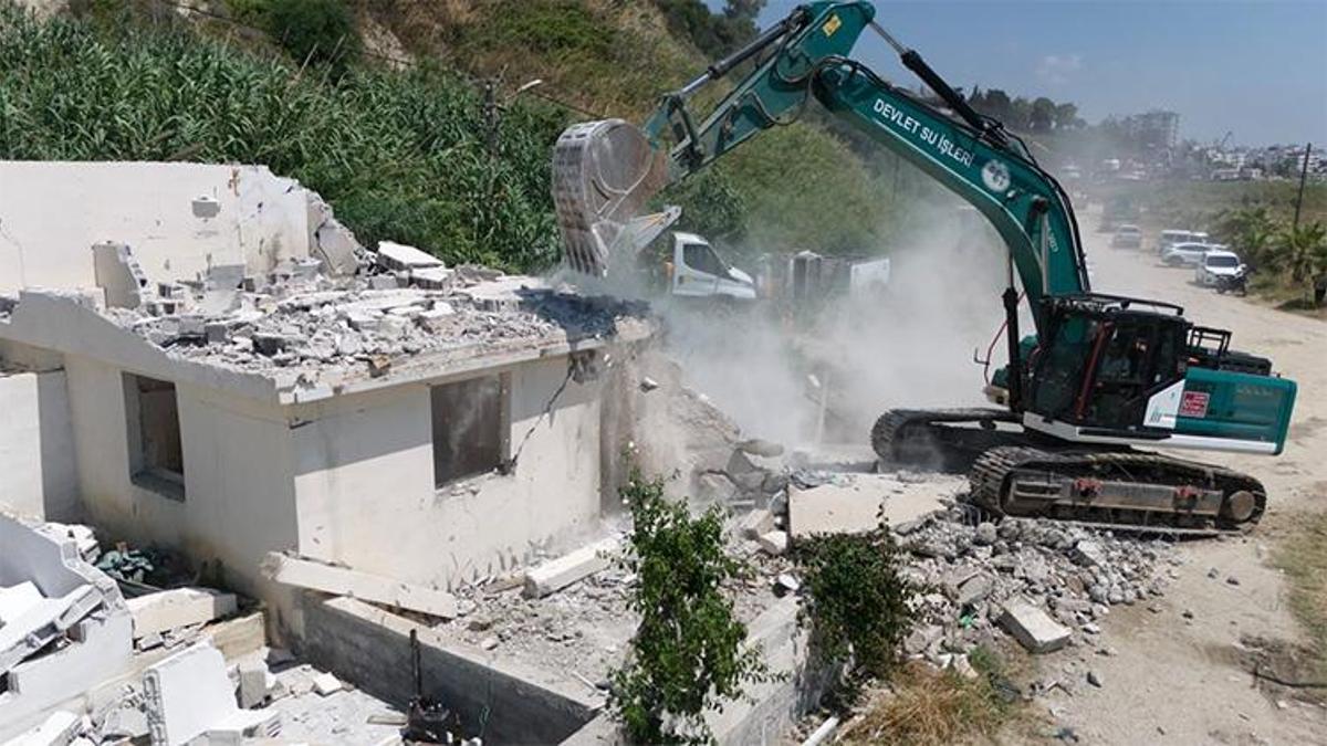 Valilik düğmeye bastı! Karataş Sahili vatandaşa geri dönüyor: Kaçak yapılar tek tek yıkılıyor!