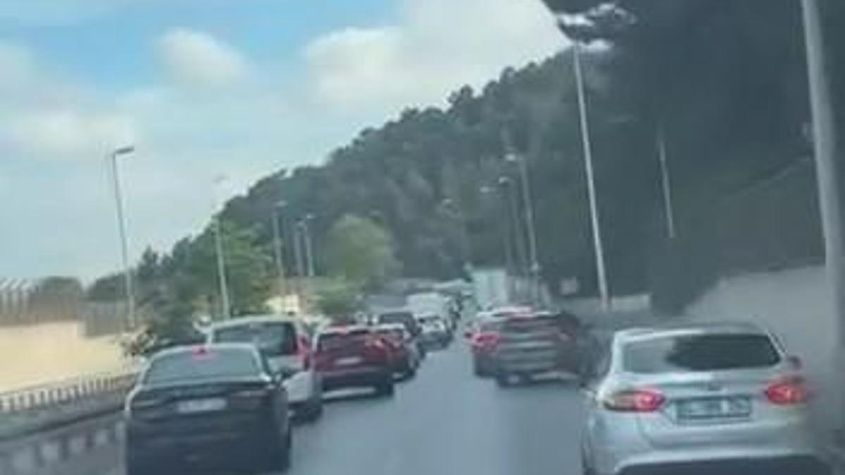 Maltepe'de trafikte kalan ambulansa fermuar yöntemiyle yol verdiler