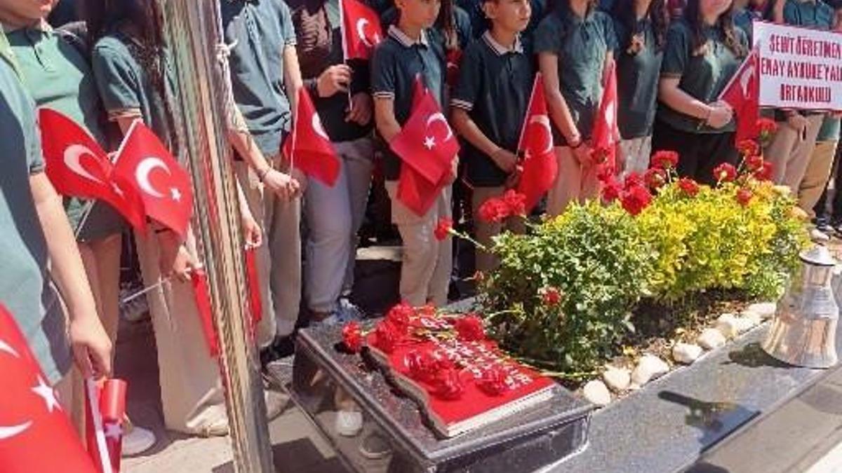 Şehit öğretmen Şenay Aybüke Yalçın, kabri başında anıldı