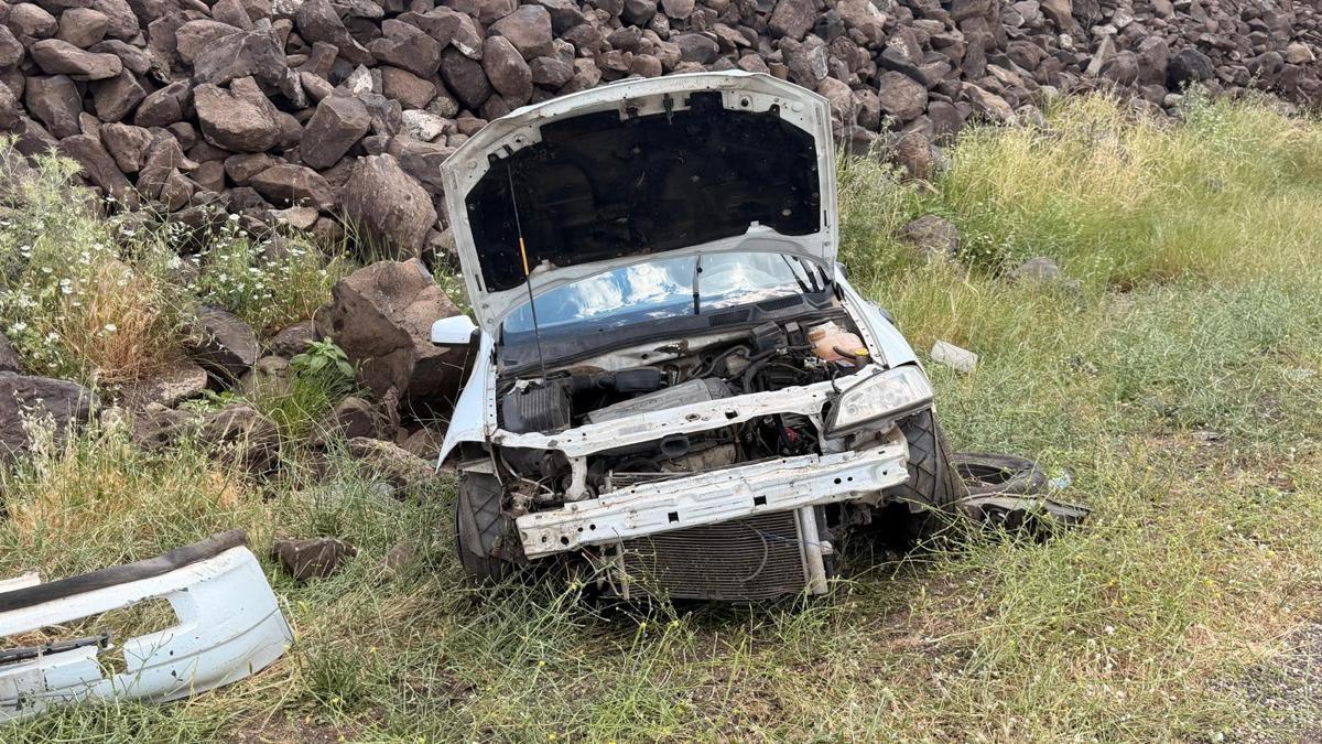 Şanlıurfa'da şarampole devrilen otomobilin sürücüsü yaralandı