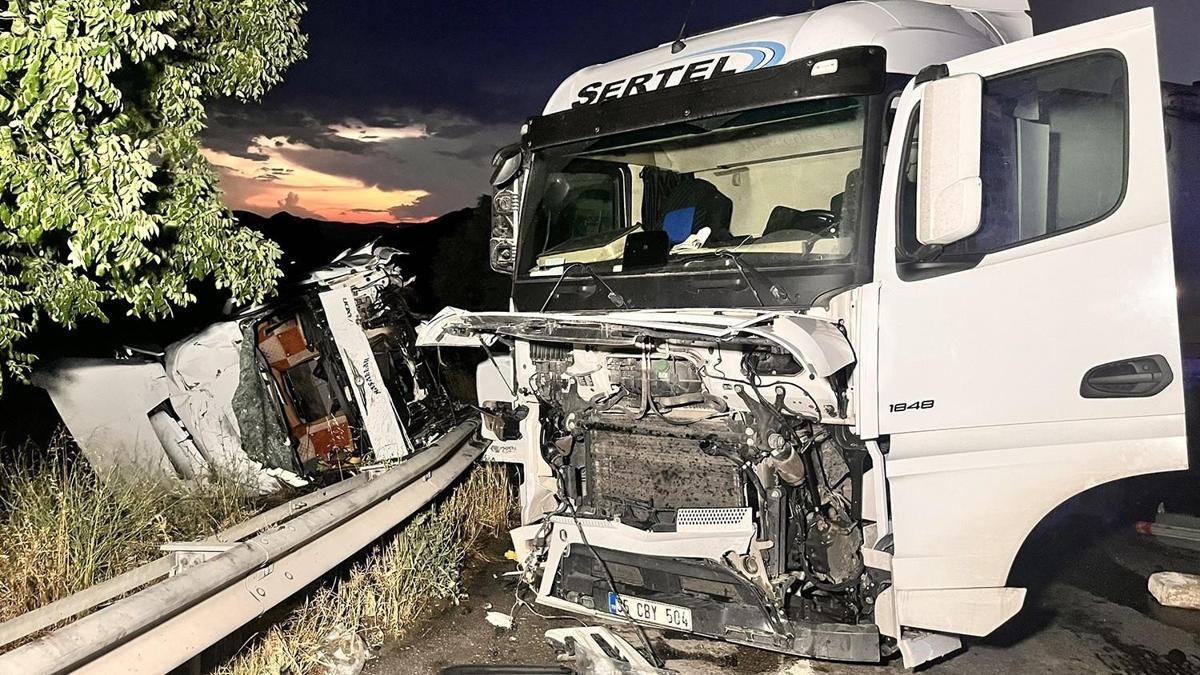 Manisa’da 2 TIR çarpıştı; 2 yaralı