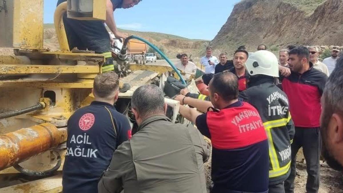 15 metre yükseklikten yuvarlanan kepçede sıkışan operatör, ağır yaralandı