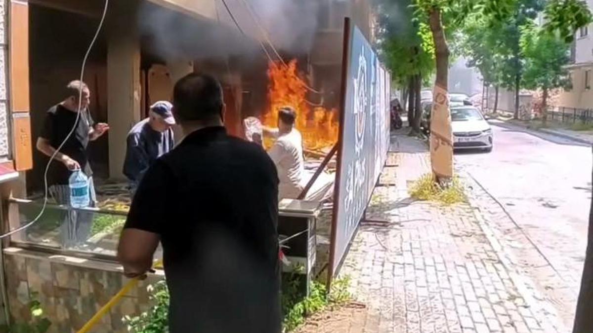 Avcılar’da metruk binadaki yangın kepçe operatörünün müdahalesiyle söndürüldü