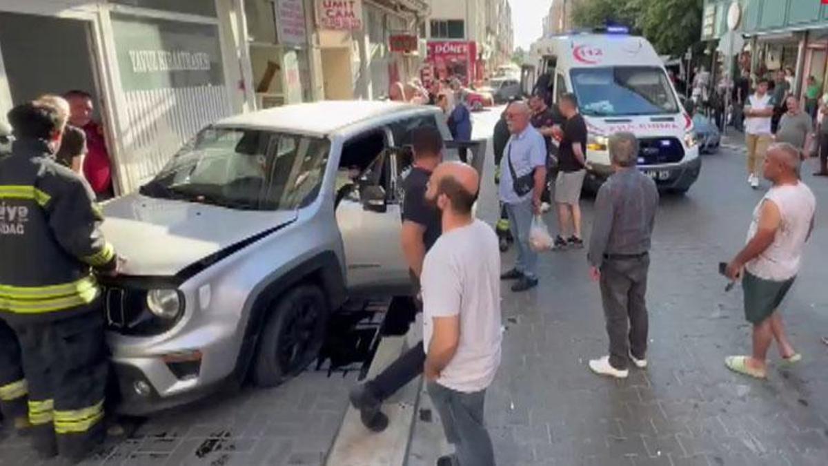 Tekirdağ'da sürücüsünün kontrolünden çıkan otomobil kahvehane duvarına çarptı
