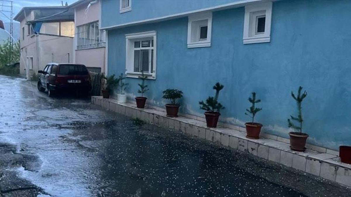 Gök gürültülü sağanak, dolu yağışı Bayburt'ta etkili oldu