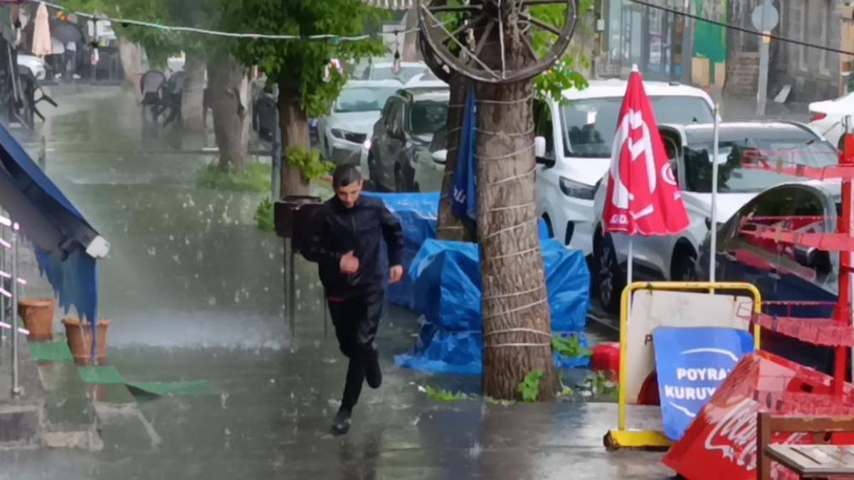 Meteoroloji uyarmıştı: Kars’ı dolu vurdu, beyaza büründü