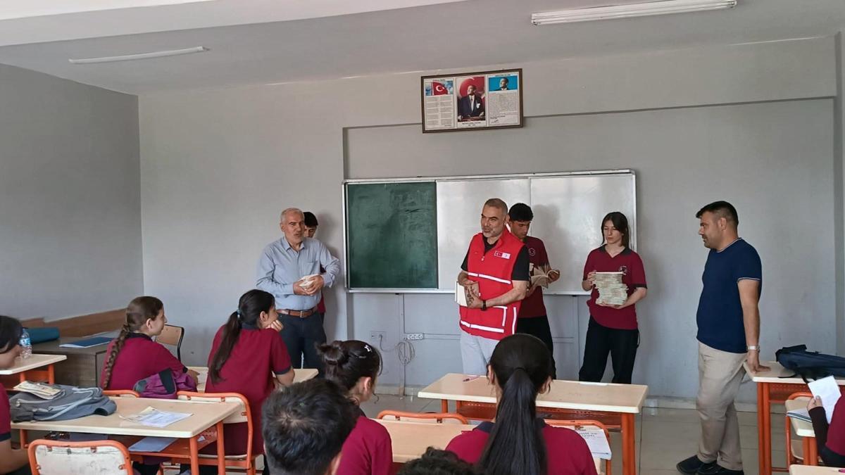 Derik'te 5 okulda bin 500 öğrenciye kitap desteği