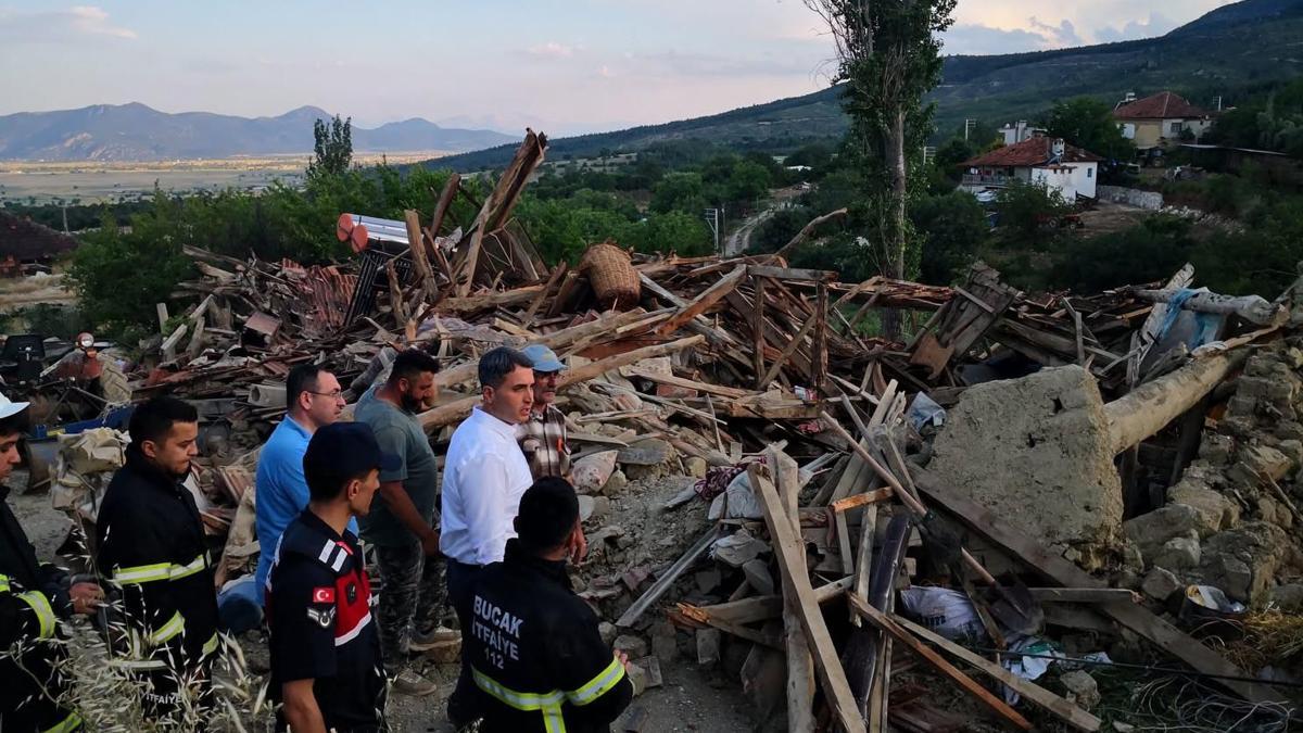 Kerpiç ev çöktü, karı- koca yaralandı