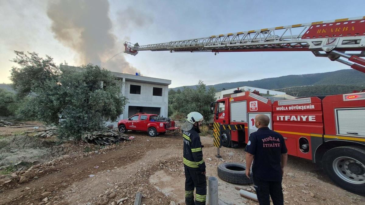İnşaat halindeki binada çıkan yangında çatı ile su deposu zarar gördü
