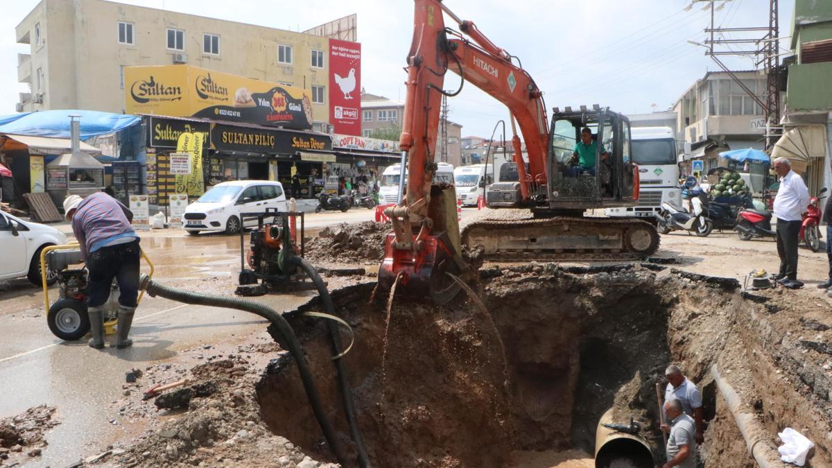 İçme suyu borusu patladı; yol çöktü, ev ve iş yerlerini su bastı