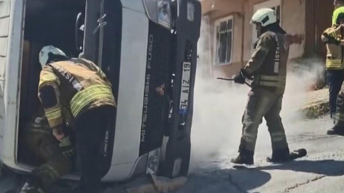 Sultangazi'de rampada kayan kamyonet, park halindeki otomobilin üzerine devrildi