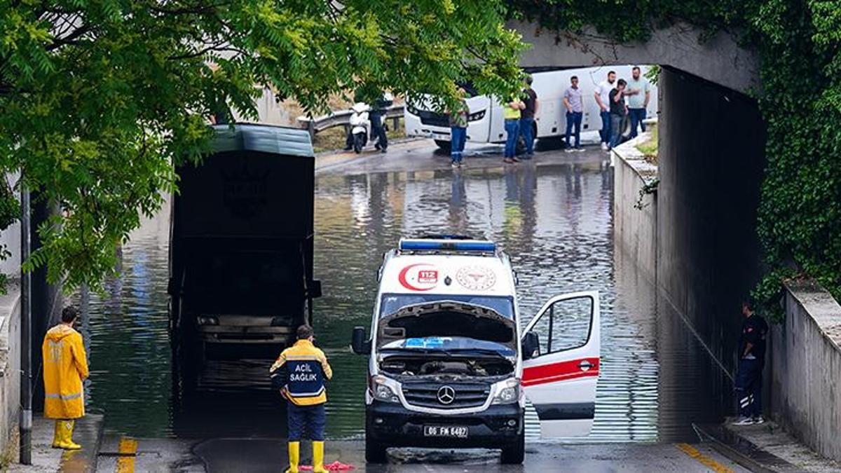 Ankara'da sağanak hayatı felç etti! Yol çöktü, vatandaşlar mahsur kaldı