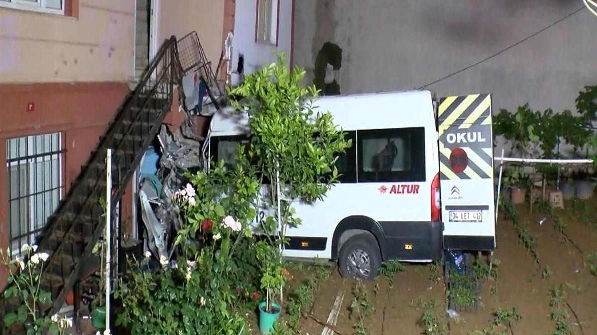 Çekmeköy'de minibüs evin bahçesine uçtu: İstanbul'da korkutan kaza