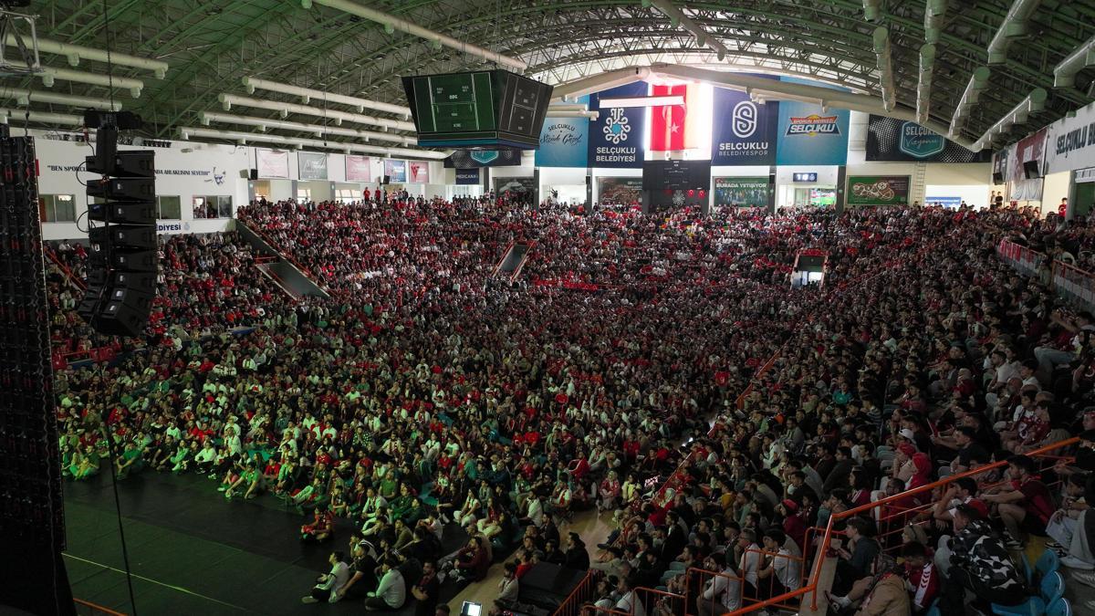 Konya’da milli maç heyecanı, spor salonunda dev ekranda yaşandı