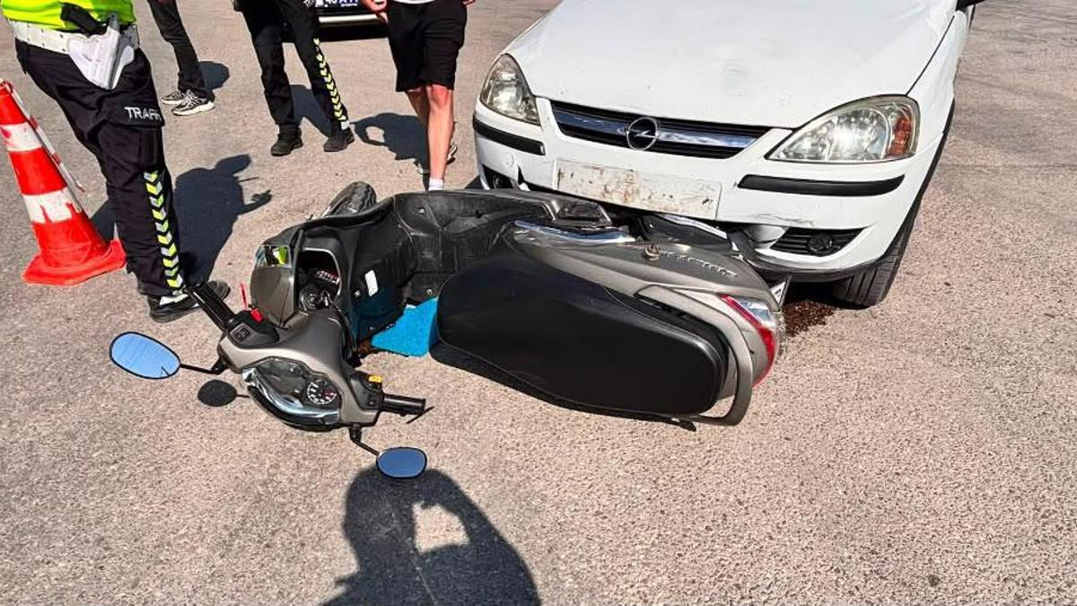 Otomobille çarpışan motosikletteki 2 kişi yaralandı