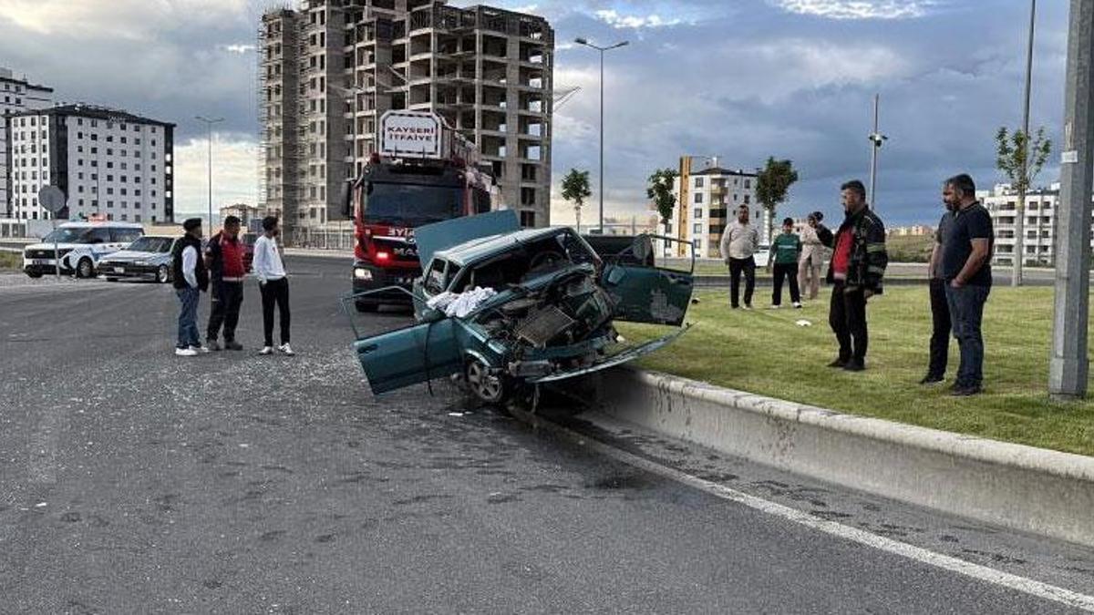 Melikgazi'de refüje çıkan otomobil hurdaya döndü