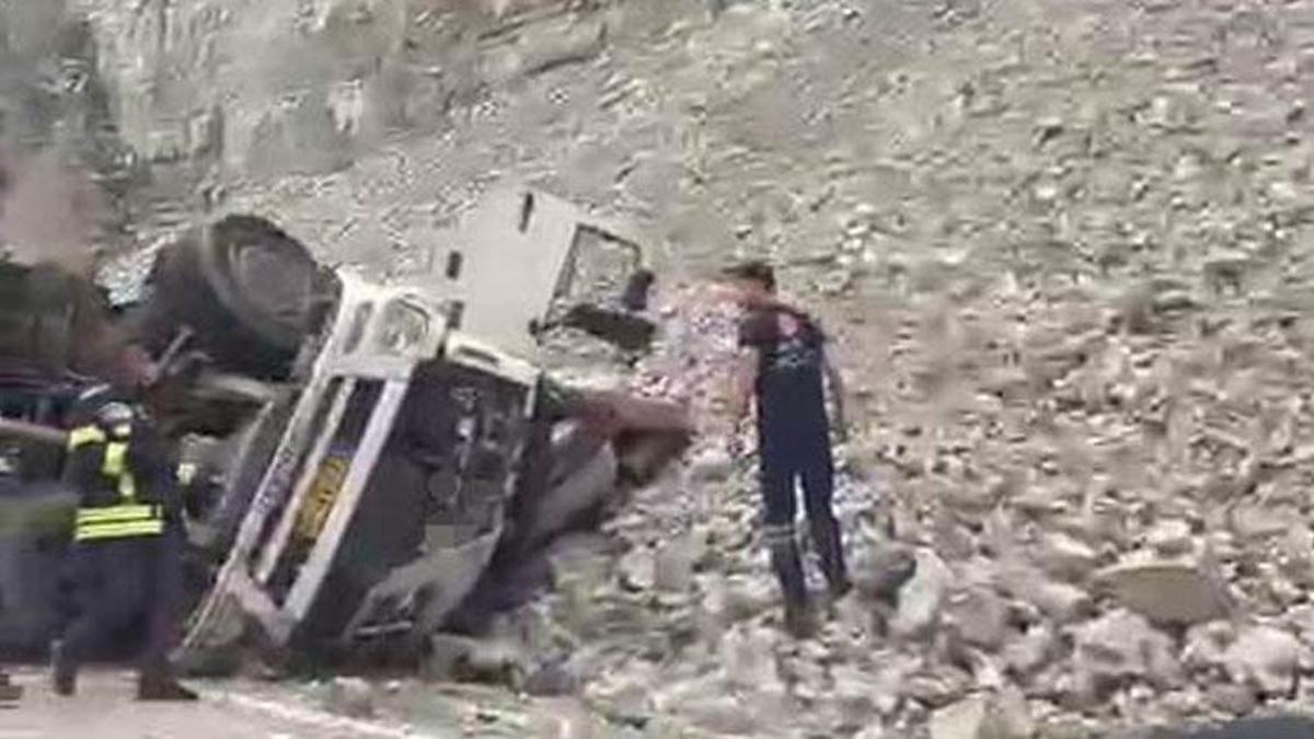 Erzurum-Artvin kara yolunda feci kaza: Freni patlayan tırdan atlayan sürücü öldü, 2 kişi yaralandı