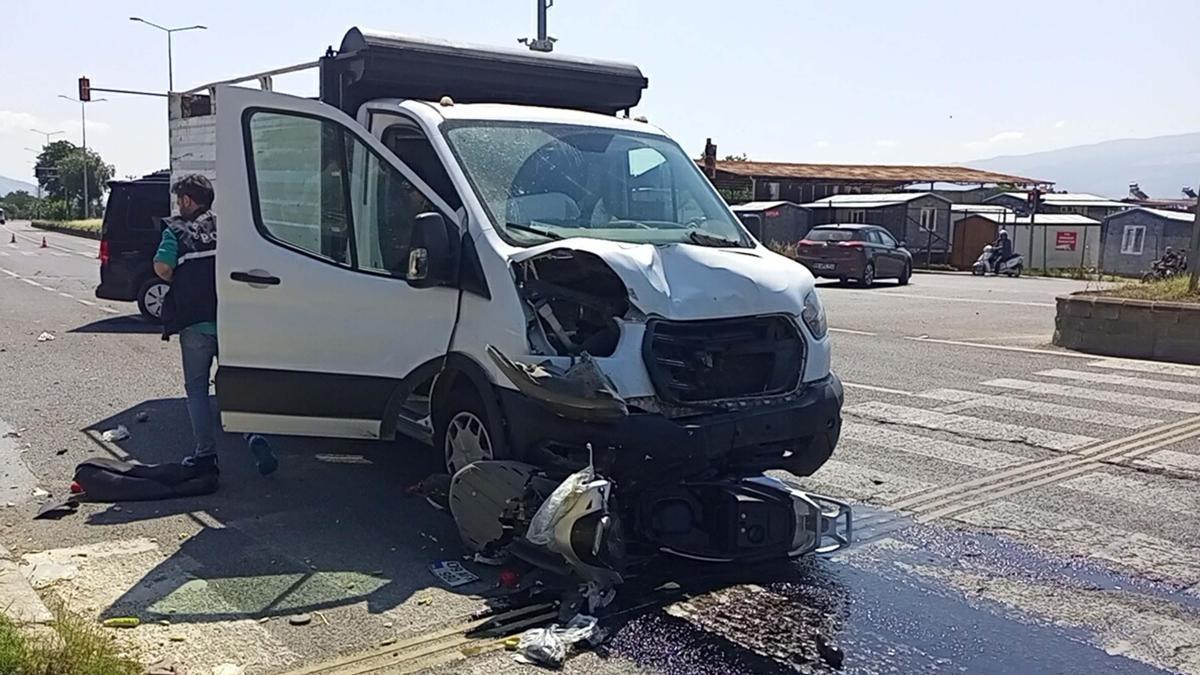 Kamyonet ile motosikletin çarpıştığı kazada 2 kardeş yaralandı