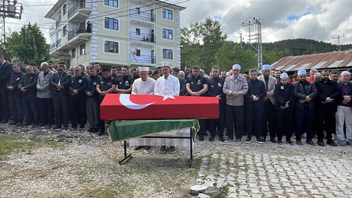 Yaşamını yitiren AFAD personelinin cenaze namazını babası kıldırdı