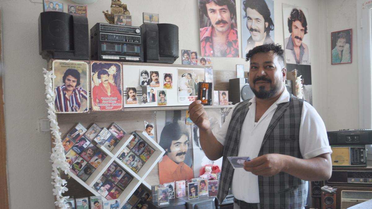 Ferdi Tayfur sevgisini evinde yaşatıyor
