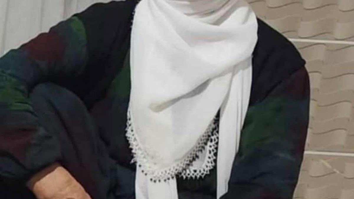 Evinin balkonundayken düğünde açılan ateşte göğsünden vurulan kadın öldü