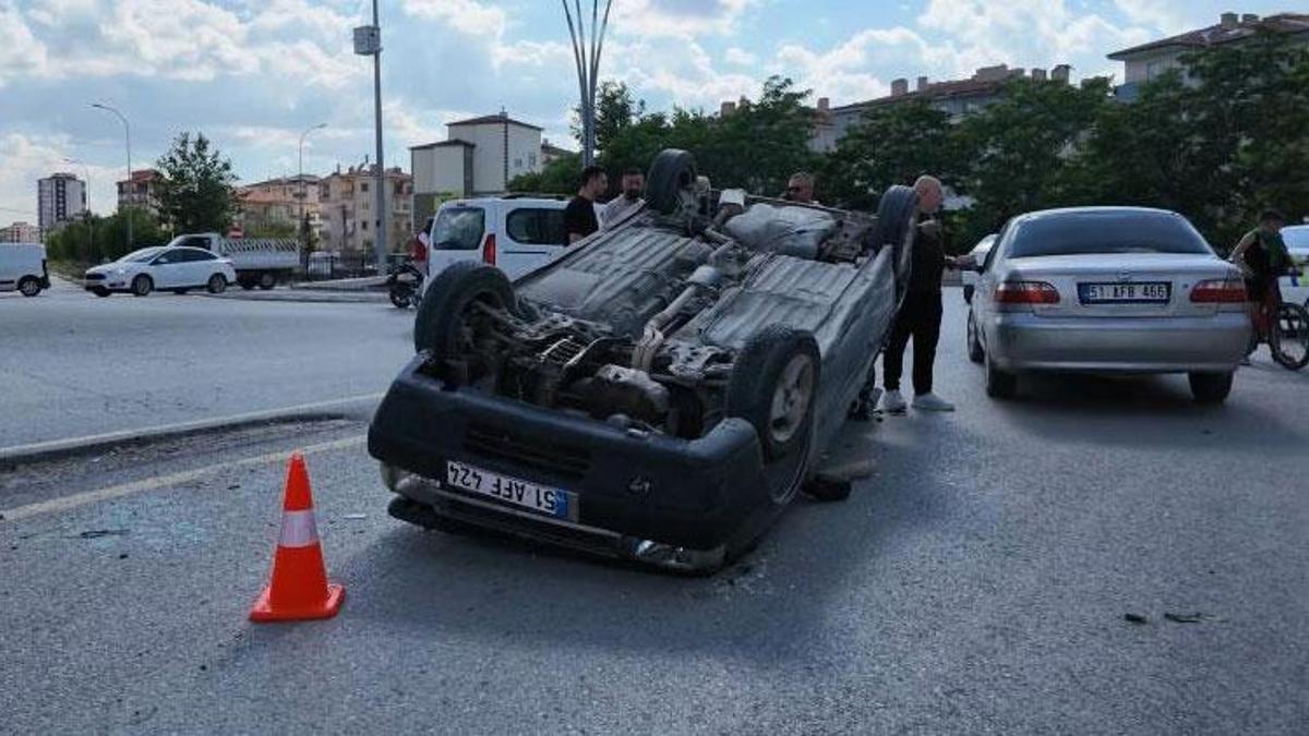 Sürücüsünün direksiyon hakimiyetini kaybettiği otomobil takla attı