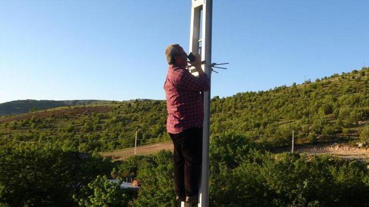 Cep telefon çekmeyen mezrada vatandaşlar elektrik direğine çıkıyor