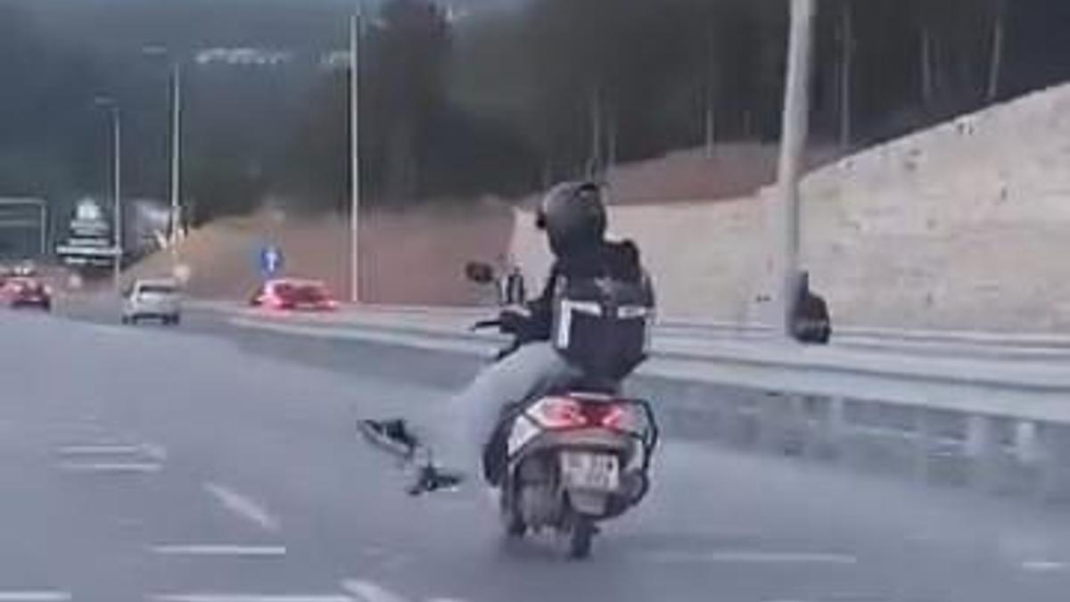 Ümraniye'de seyir halindeki motokuryenin tehlikeli yolculuğu kamerada