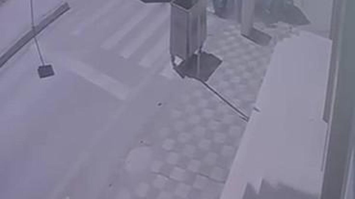 Karşı şeride geçen otomobilin ciple çarpıştığı kaza kamerada: 3 yaralı