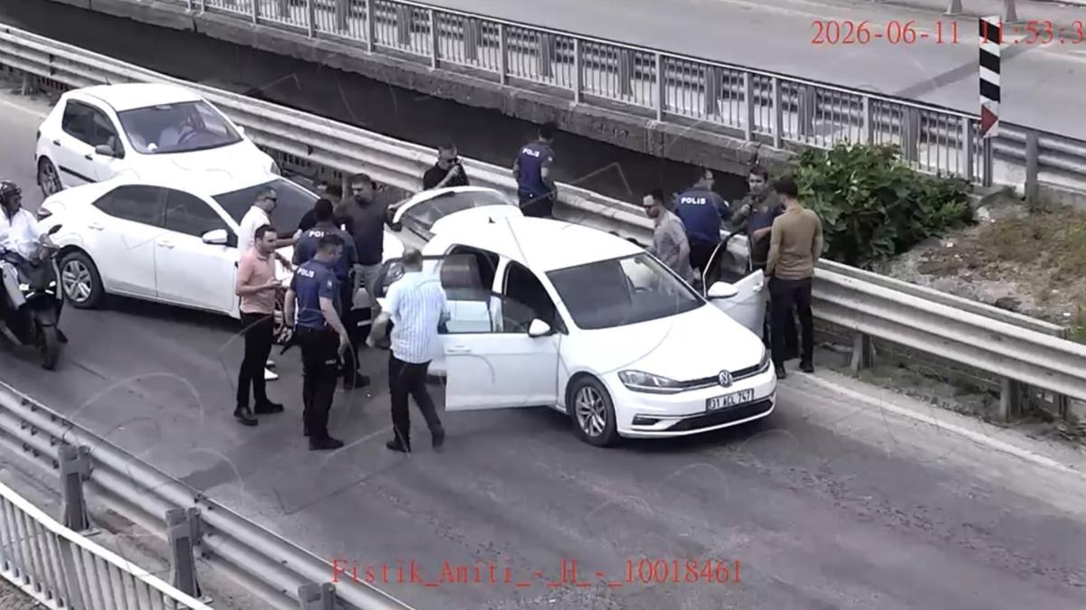 Cezaevi önünde 2 kişiyi yaralayıp, otomobil gasbeden şüphelilerin yakalanma anı kamerada