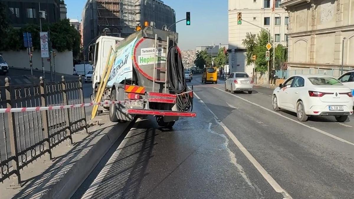Beyoğlu'nda belediye aracı kazaya karıştı: Korkuluklar çarparak durabildi