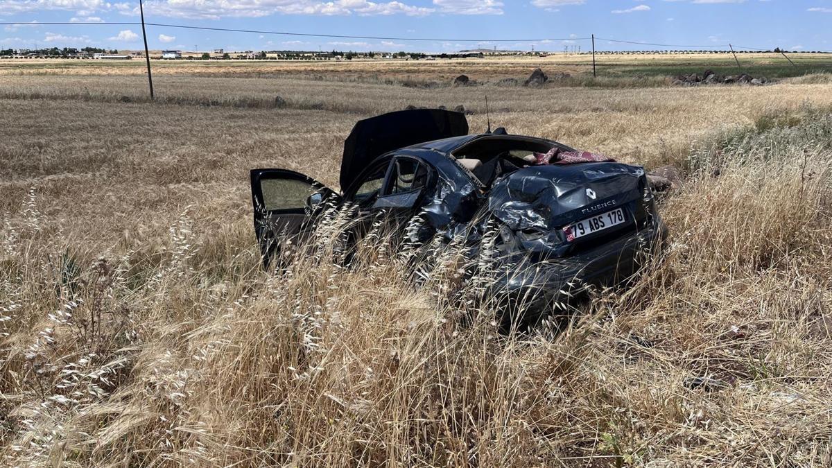 Kilis'te devrilen otomobildeki 2 kişi yaralandı