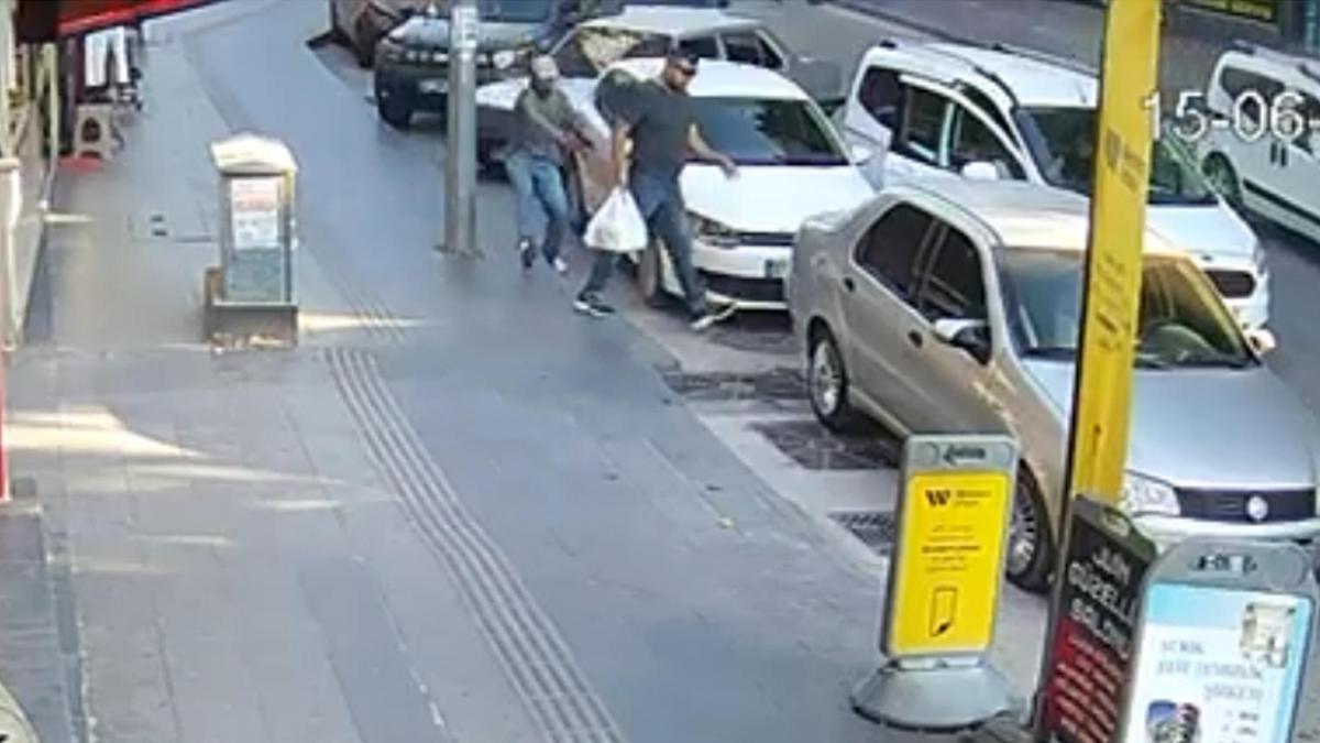 Pastaneden çıkarken silahlı saldırıya uğradı; olay kamerada