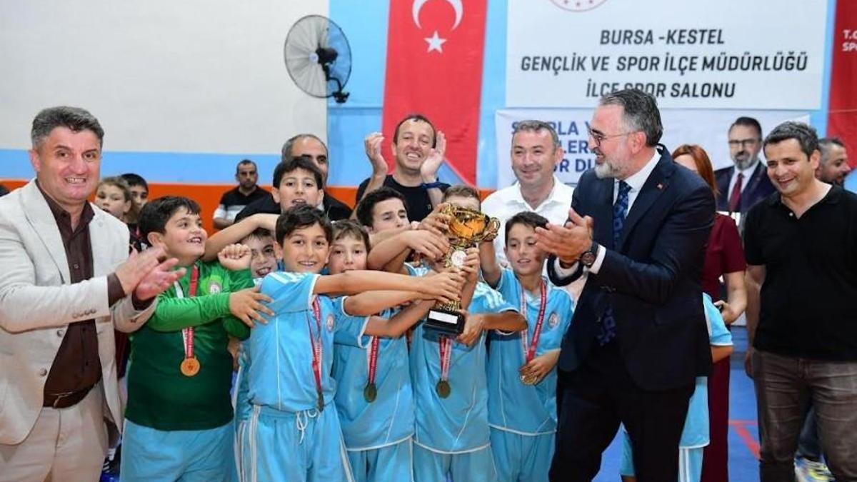 Kestel Belediyesi’nden genç sporculara forma desteği
