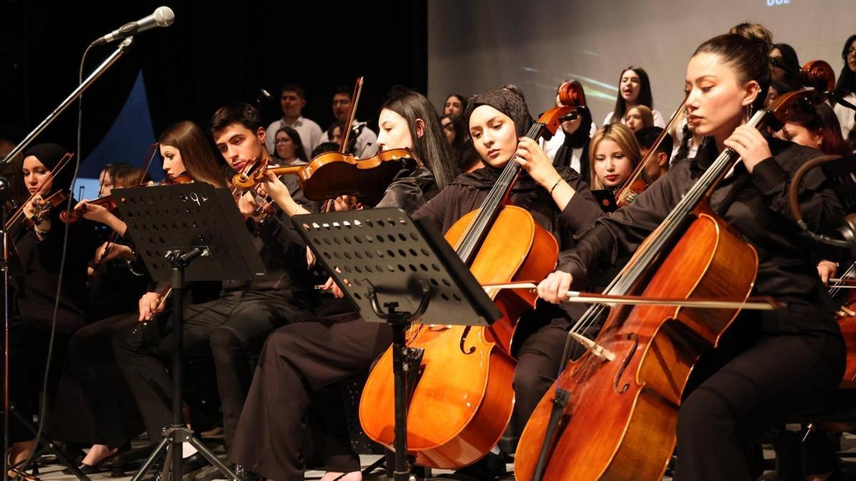 Liselilerden yıl sonu konseri