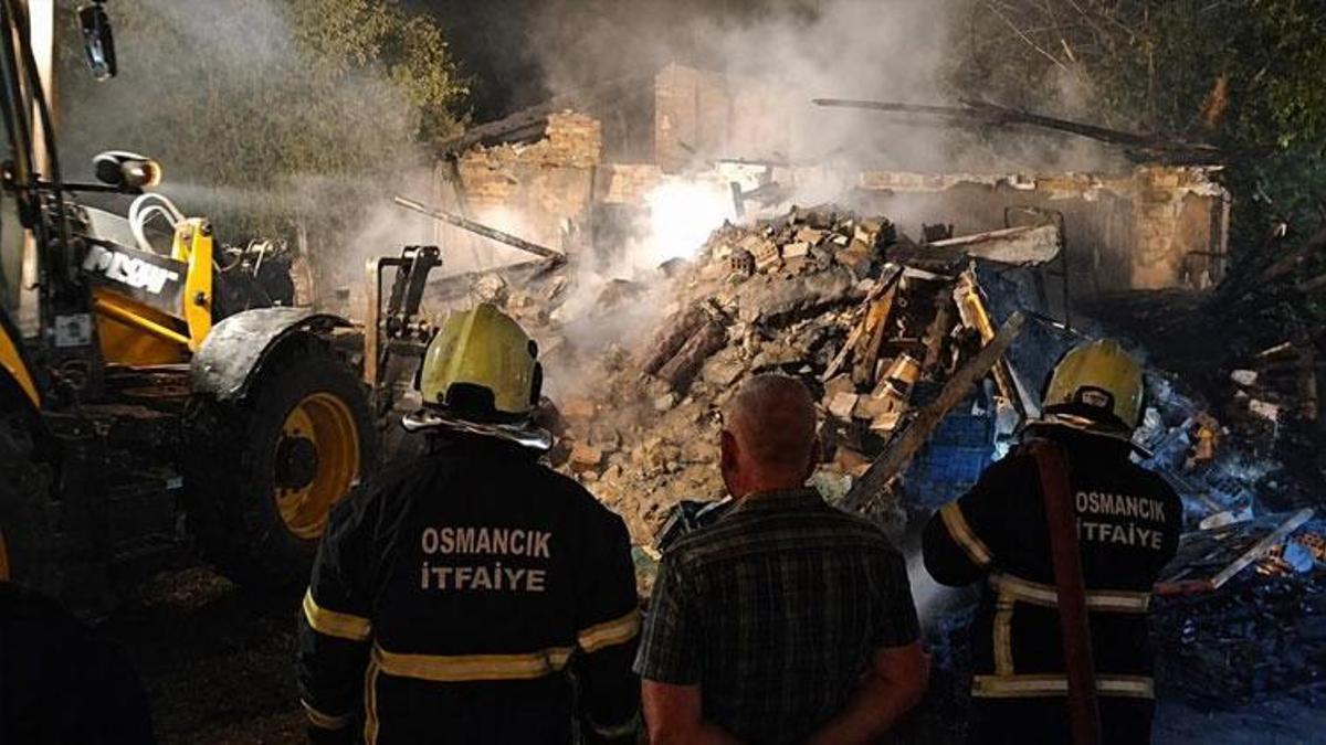 Osmancık'ta metruk bina alevlere teslim oldu