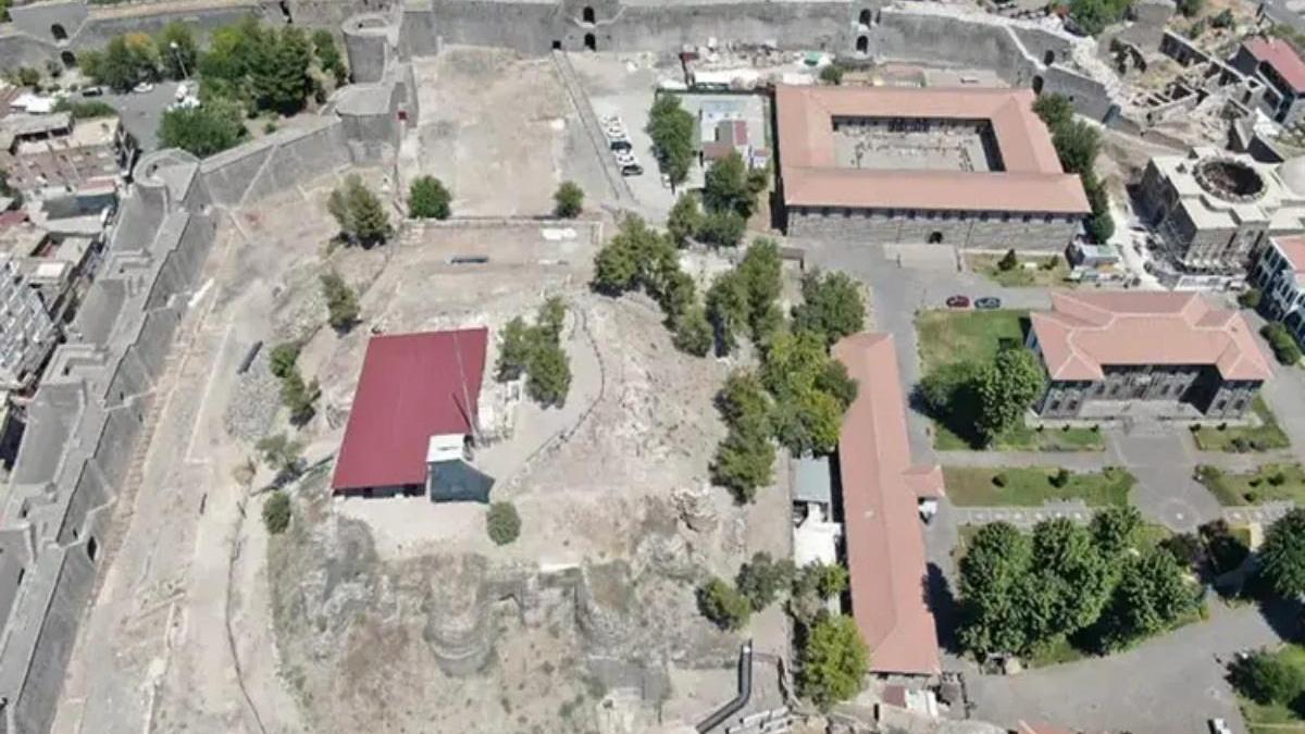 Diyarbakır'da Saray Kapı sonunda araç trafiğine kapatıldı!