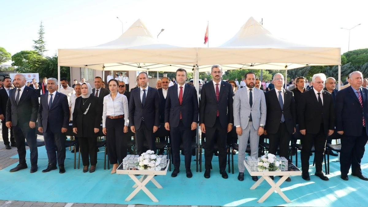 Liseliler mezuniyet sevinci yaşadı